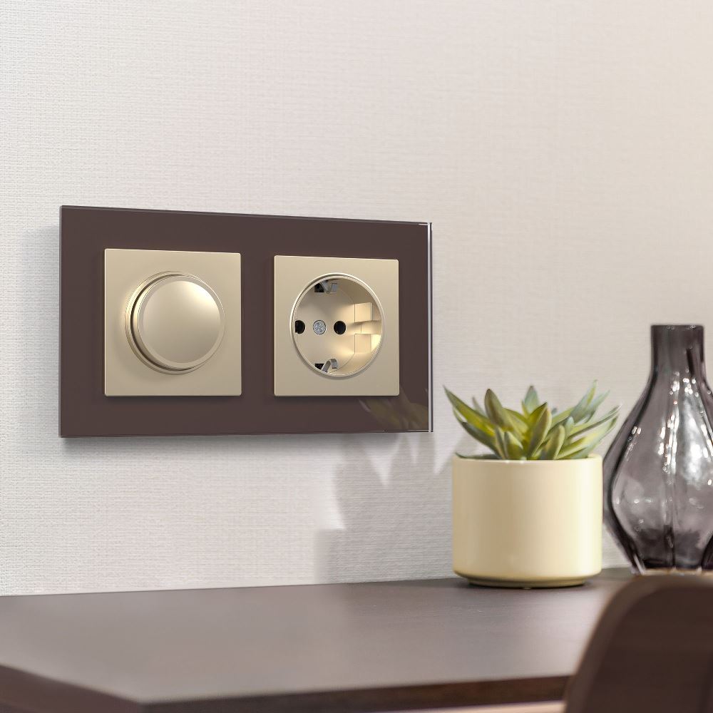 Розетка встраиваемая Werkel с заземлением и шторками Шампань W1171111 — изображение 3